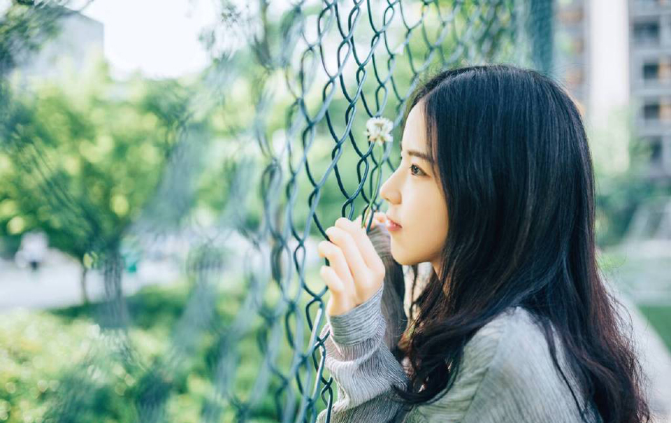 世界上没有谁会对谁真心。也只有骗子才是真心。因为他想真心骗你。